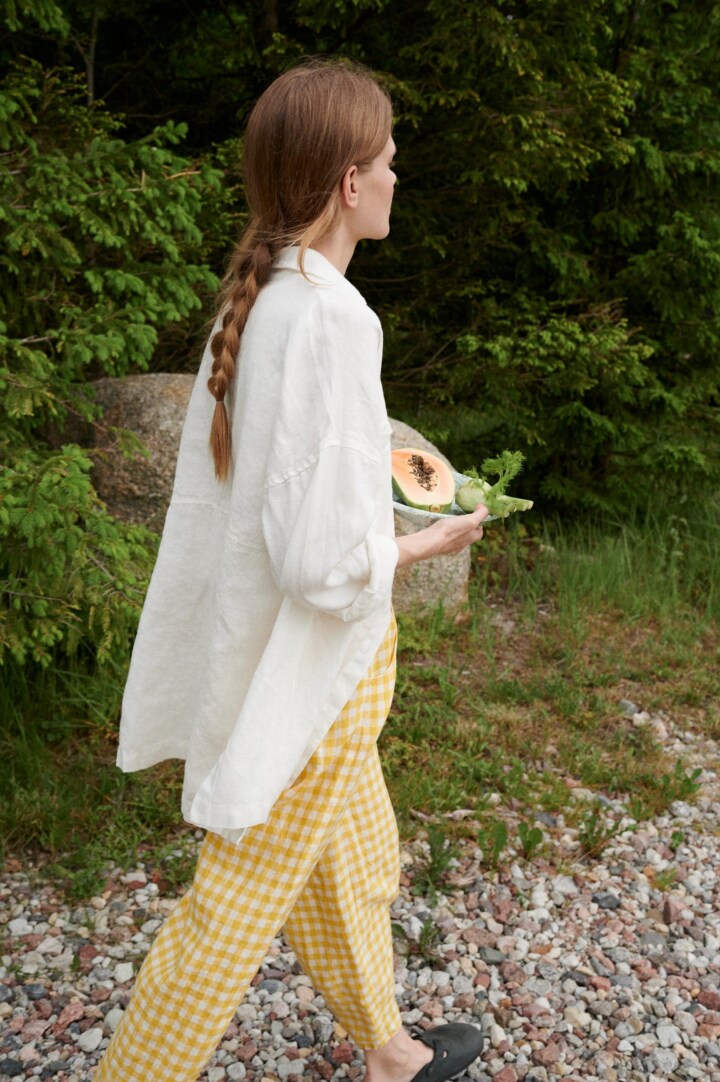 Linen white shirt with relaxed fit and wooden buttons