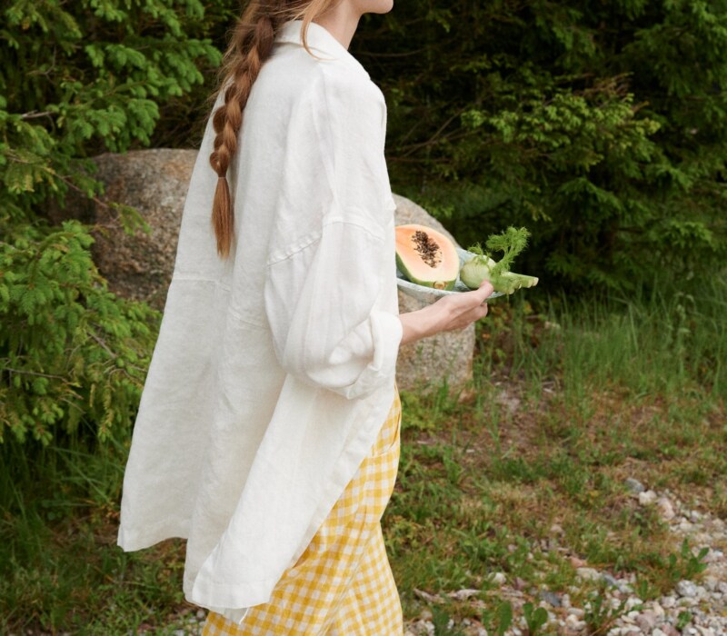 Linen white shirt with relaxed fit and wooden buttons