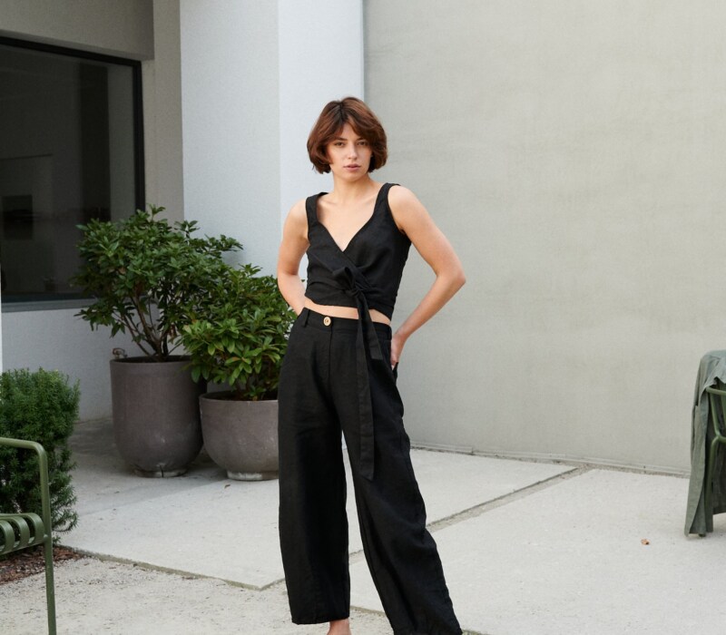 A french model in heavy linen black wide leg trousers