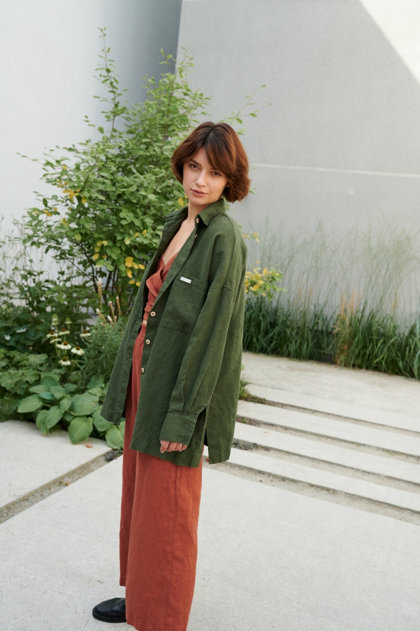 Forest green linen shirt with relaxed fit and wooden buttons