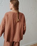 Back of a linen tunic with three-quarter sleeves