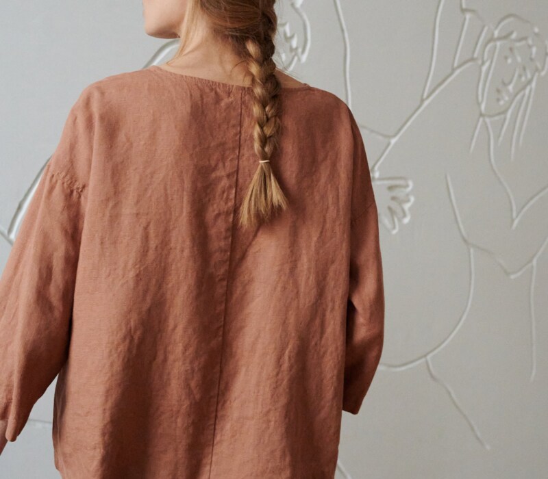 Back of a linen tunic with three-quarter sleeves