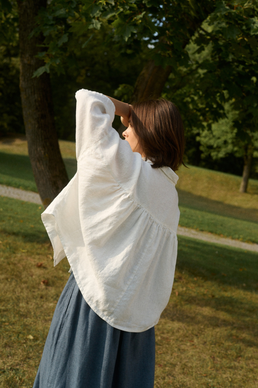Flowy white linen shirt with gathered back and relaxed fit