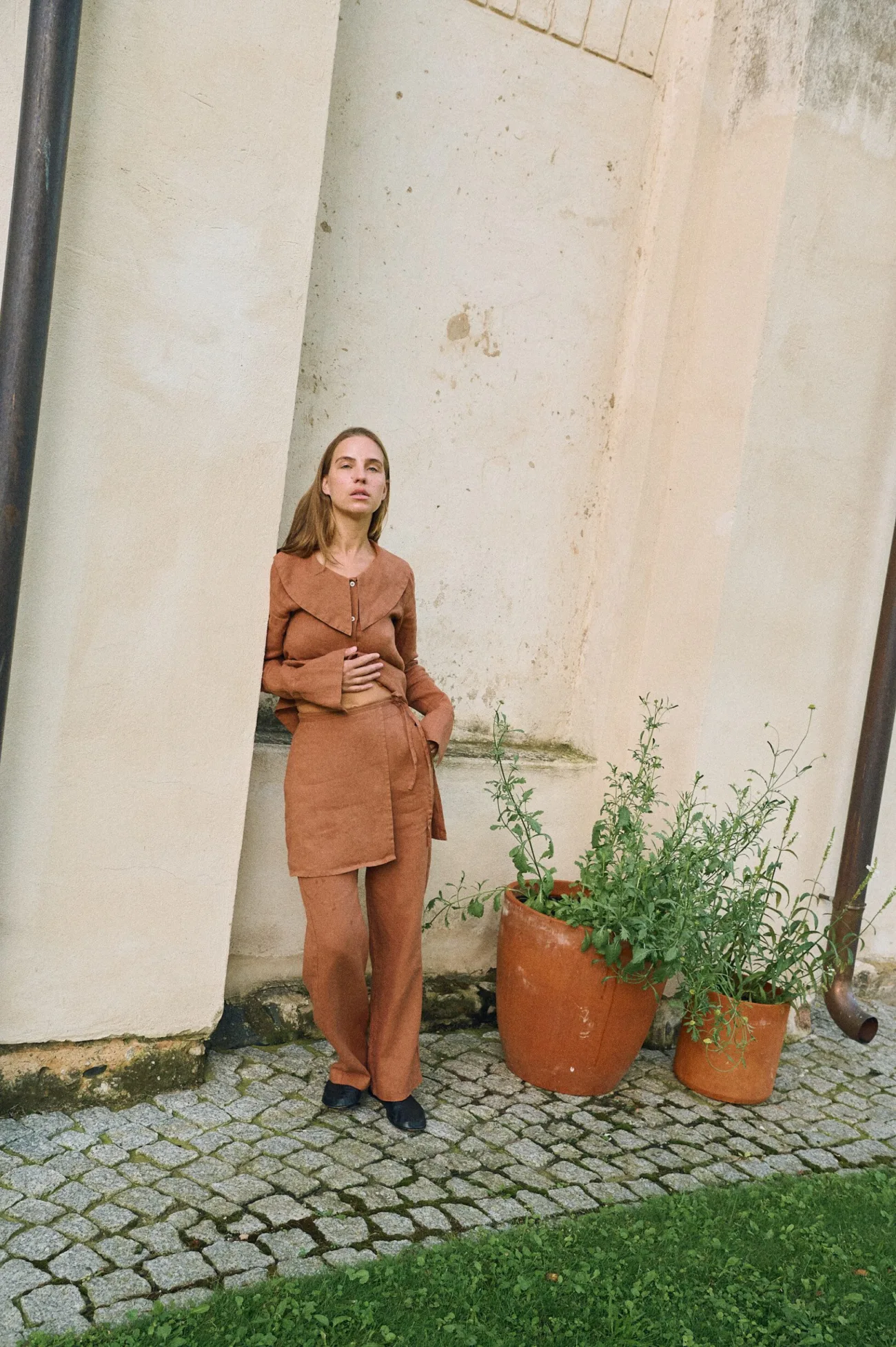 Mocha mousse linen outfit styled outdoors with flowing wide-leg pants