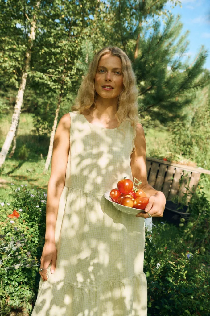 Sleeveless tiered dress in apple checks linen, featuring a round neckline and a loose, airy silhouette