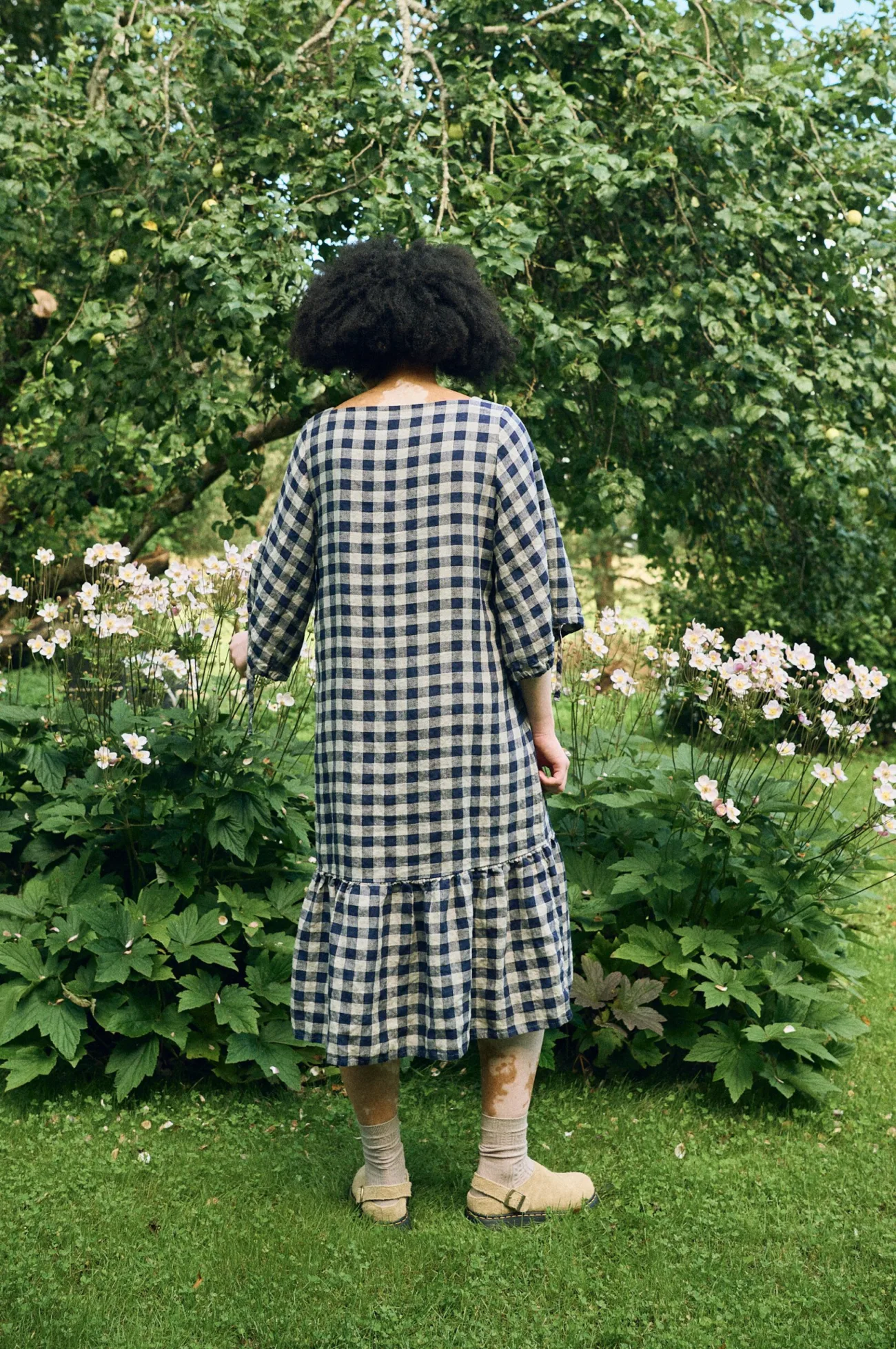 Back design of the Vilte linen dress, featuring a playful ruffled hem