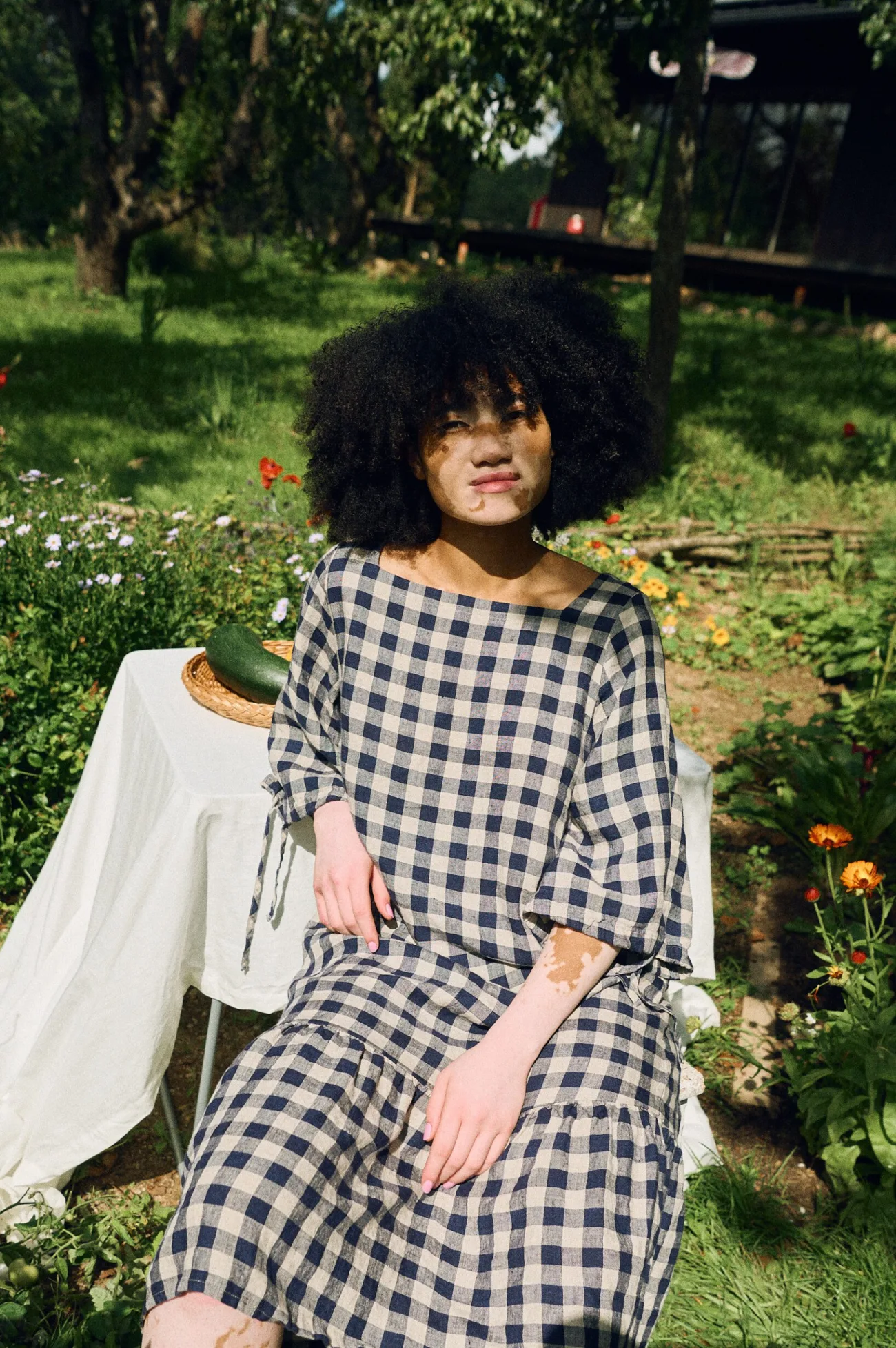 Ruffle hem and square neckline of the Vilte linen dress