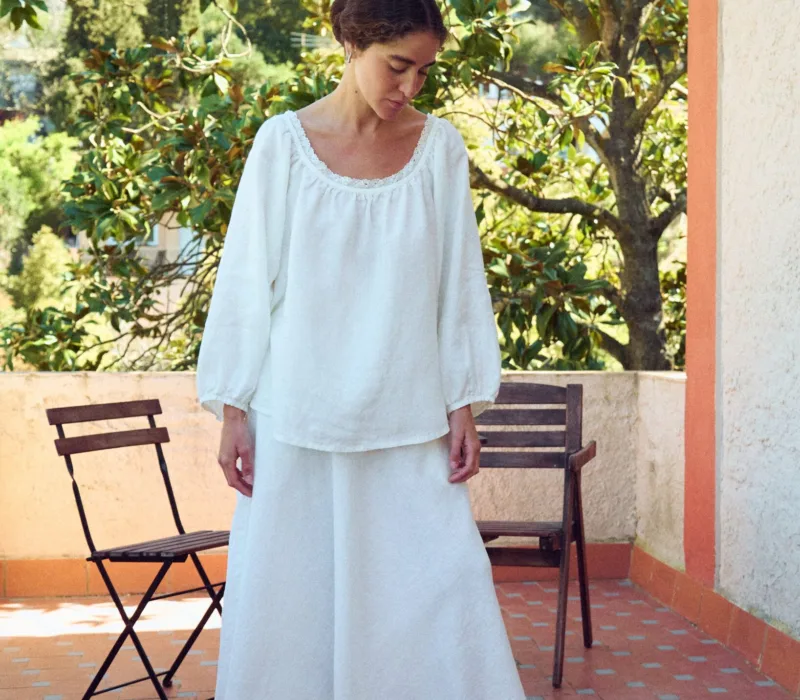 White maxi skirt in linen with flared silhouette and full length